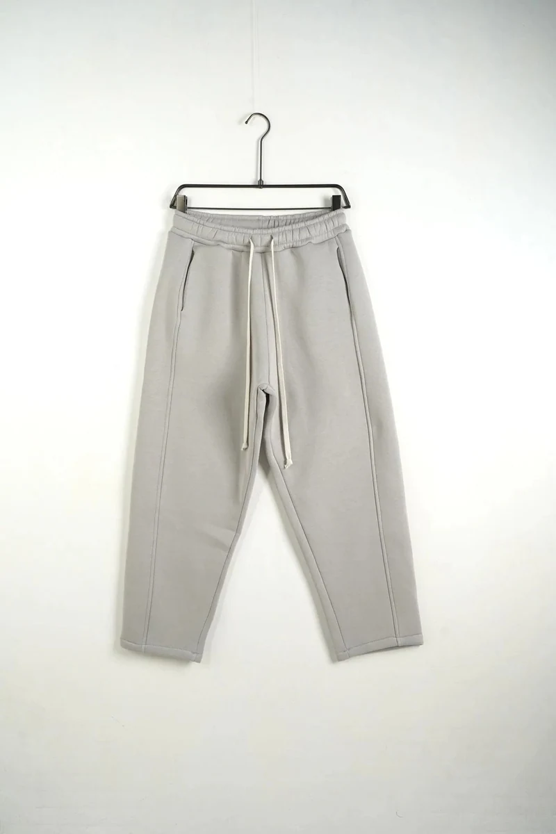 Pantaloni lungi bărbați gri din bumbac – stil trening; vedere frontală pe umeraș pentru compararea croielii.