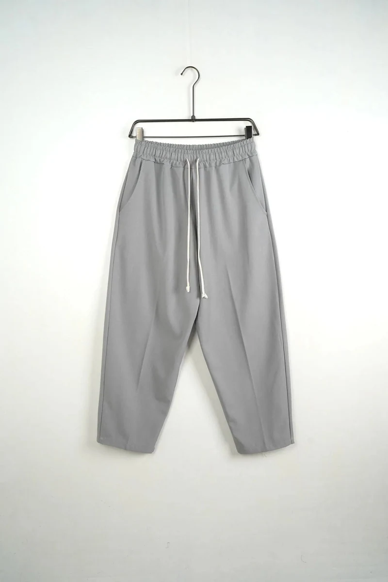 Imagine de prezentare: pantaloni lungi bărbați gri largi; vedere frontală pe umeraș.