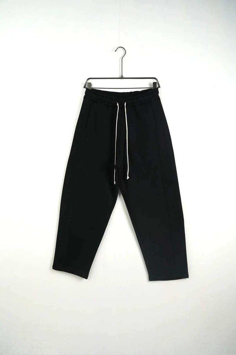 Vedere frontală pe umeraș a modelului: pantaloni lungi bărbați negrii din bumbac – flausati.