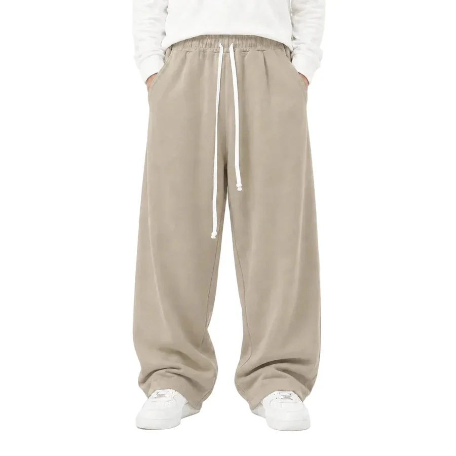 Pantaloni lungi largi bărbați camel cu șnur lung și buzunar la spate — fotografie de catalog.