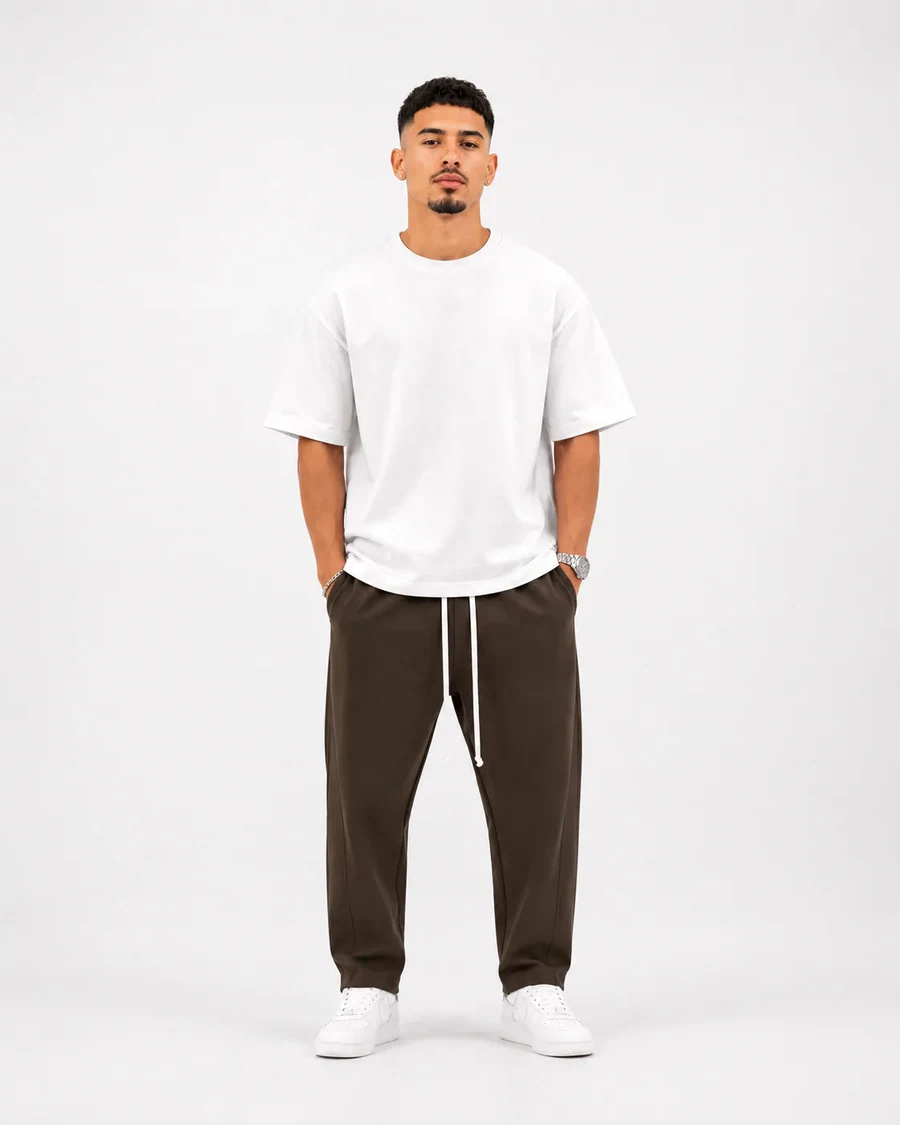 Fotografie de catalog a modelului: pantaloni lungi largi bărbați casual maro cu șnur.