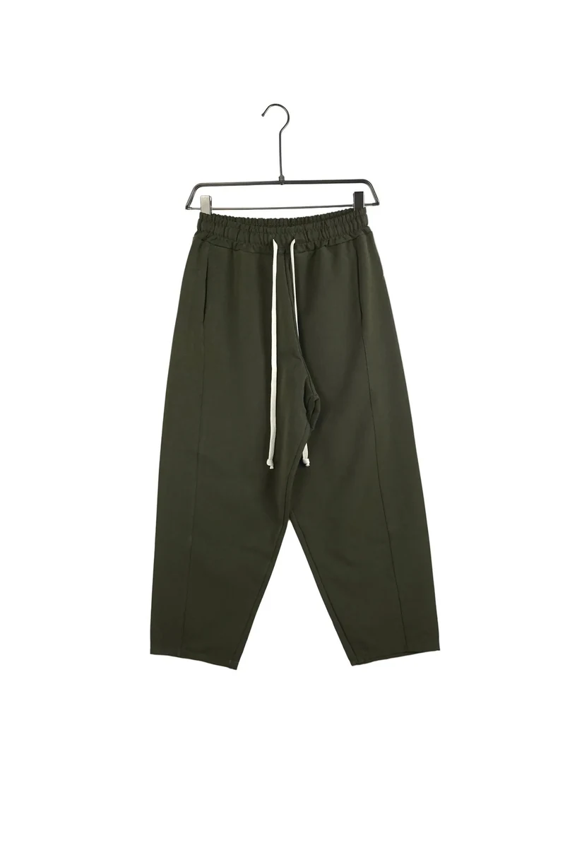 Pantaloni lungi largi bărbați casual verzi cu șnur — vedere frontală pe umeraș.