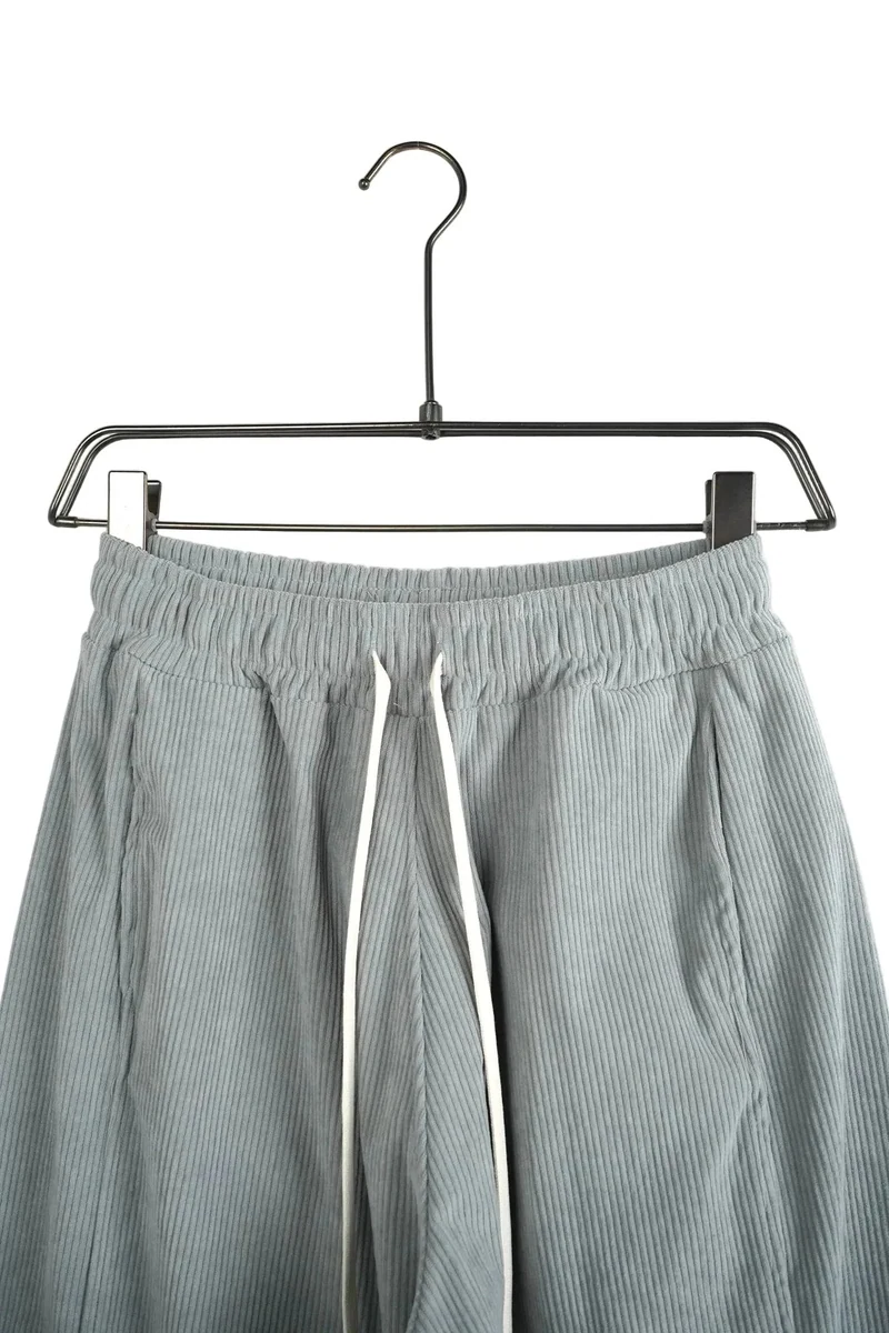 Pantaloni lungi largi bărbați gri deschis cu dungi și șnur lung, fotografie de catalog, în catalogul editorial.