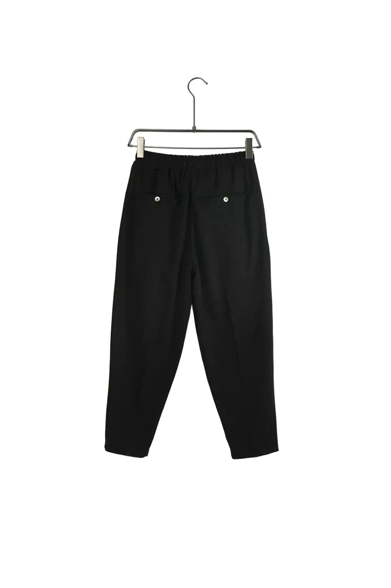 Vedere frontală pe umeraș: pantaloni lungi regular bărbați casual negri cu șnur.