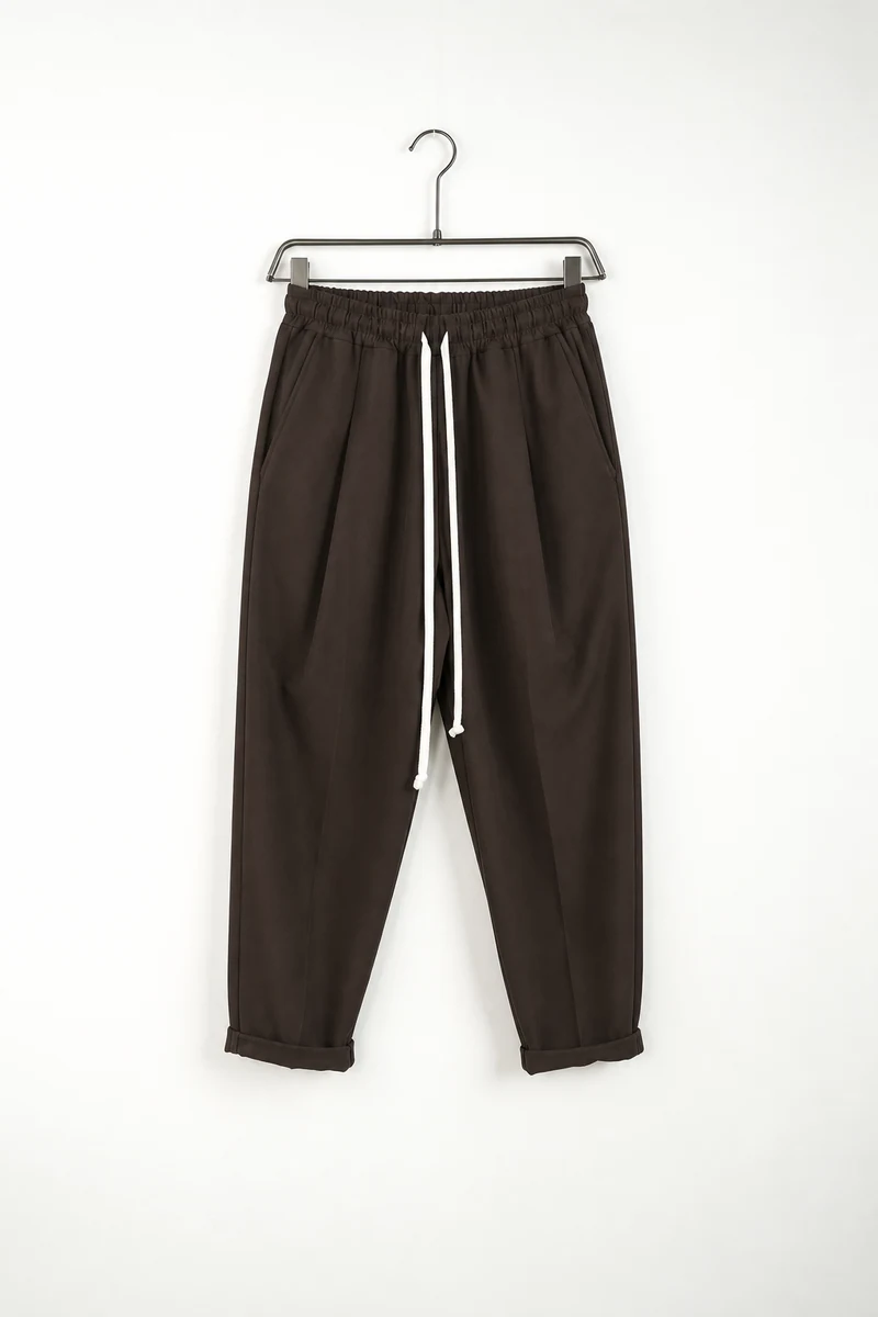 Vedere frontală pe umeraș a modelului: pantaloni lungi slim bărbați casual maro cu șnur.
