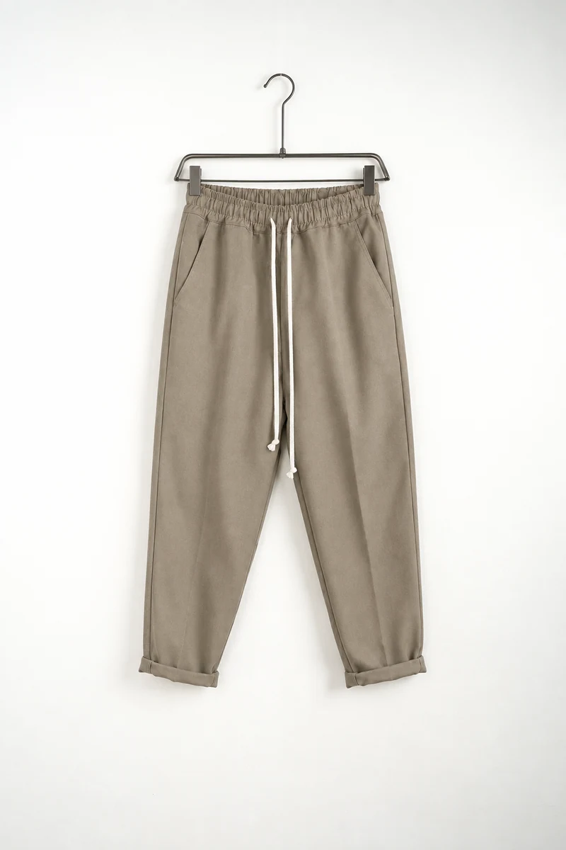 Pantaloni lungi slim bărbați casual maro deschis cu șnur; vedere frontală pe umeraș pentru compararea croielii.