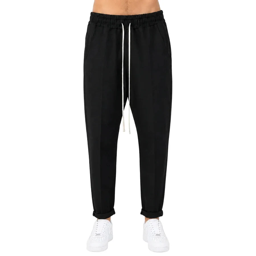 Pantaloni lungi slim bărbați negri casual cu șnur — prezentare pe model.