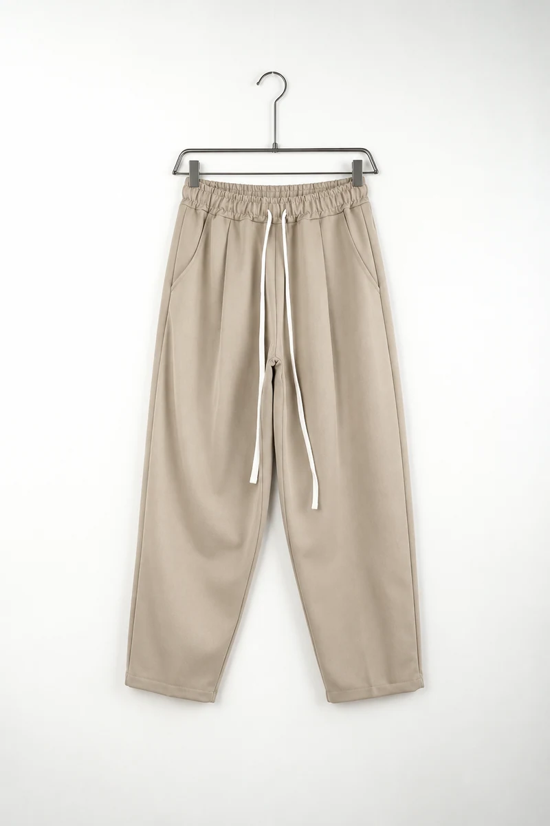 Imagine de prezentare: pantaloni lungi ușor slim bărbați camel cu șnur lung și buzunar la spate; vedere frontală pe umeraș.
