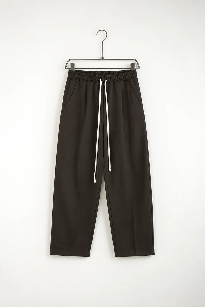 Pantaloni lungi ușor slim bărbați maro cu șnur lung și buzunar la spate, vedere frontală pe umeraș, în catalogul editorial.