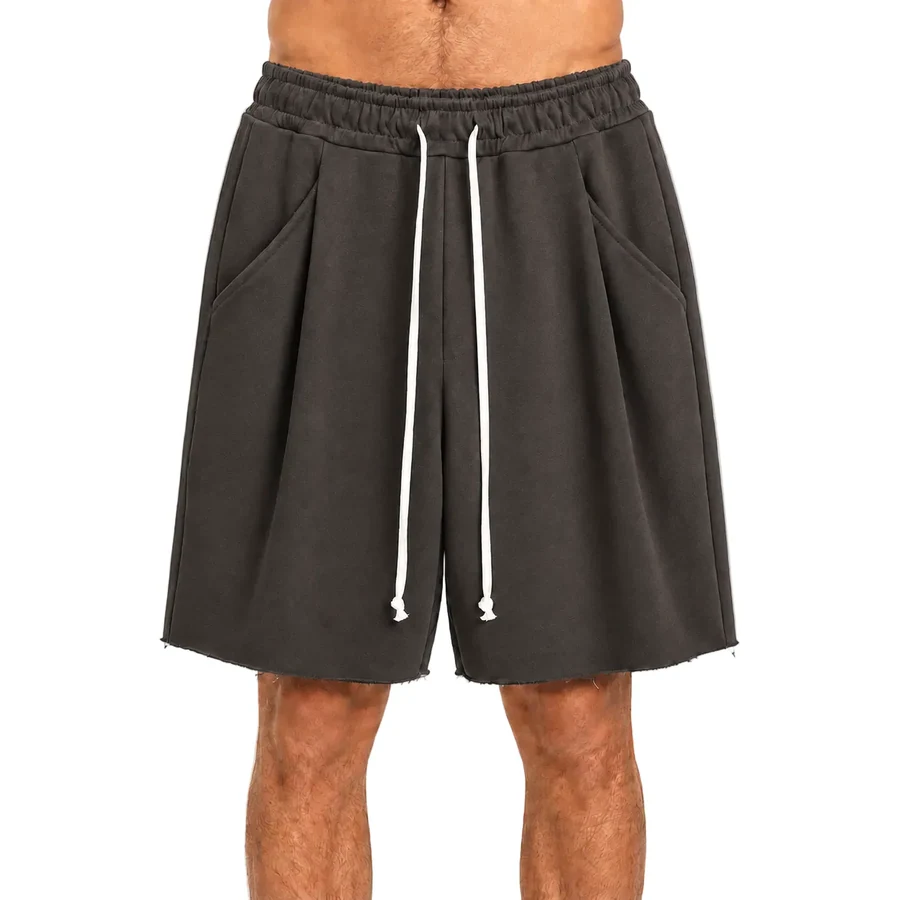 Fotografie de catalog a modelului: pantaloni maro oversized cu cusătură frontală și șnur lung.