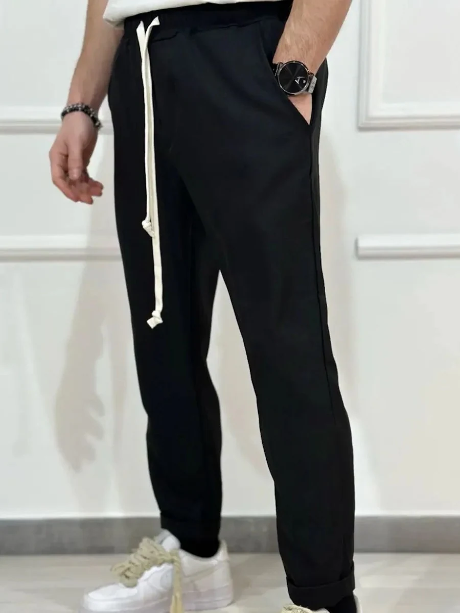 Imagine de prezentare: pantaloni negri casual cu șiret lung pentru bărbați; fotografie de catalog.