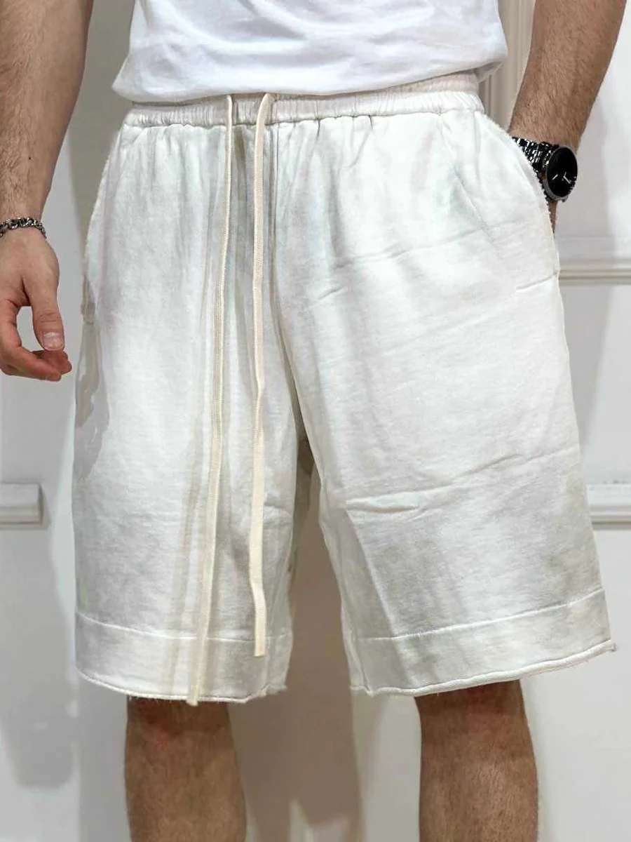 Fotografie de catalog a modelului: pantaloni scurți albi bărbați – șiret lung, look uzat, streetwear.