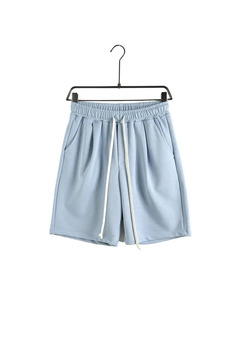 Vedere frontală pe umeraș a modelului: pantaloni scurți bărbați albastru deschis cu șnur ajustabil.