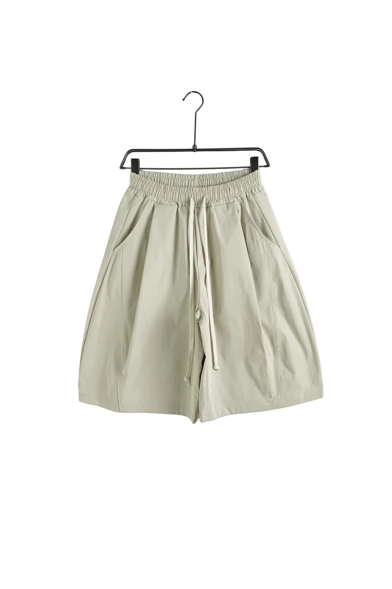 Pantaloni scurți bărbați beige cu șnur lung - material fas, vedere frontală pe umeraș, în catalogul editorial.