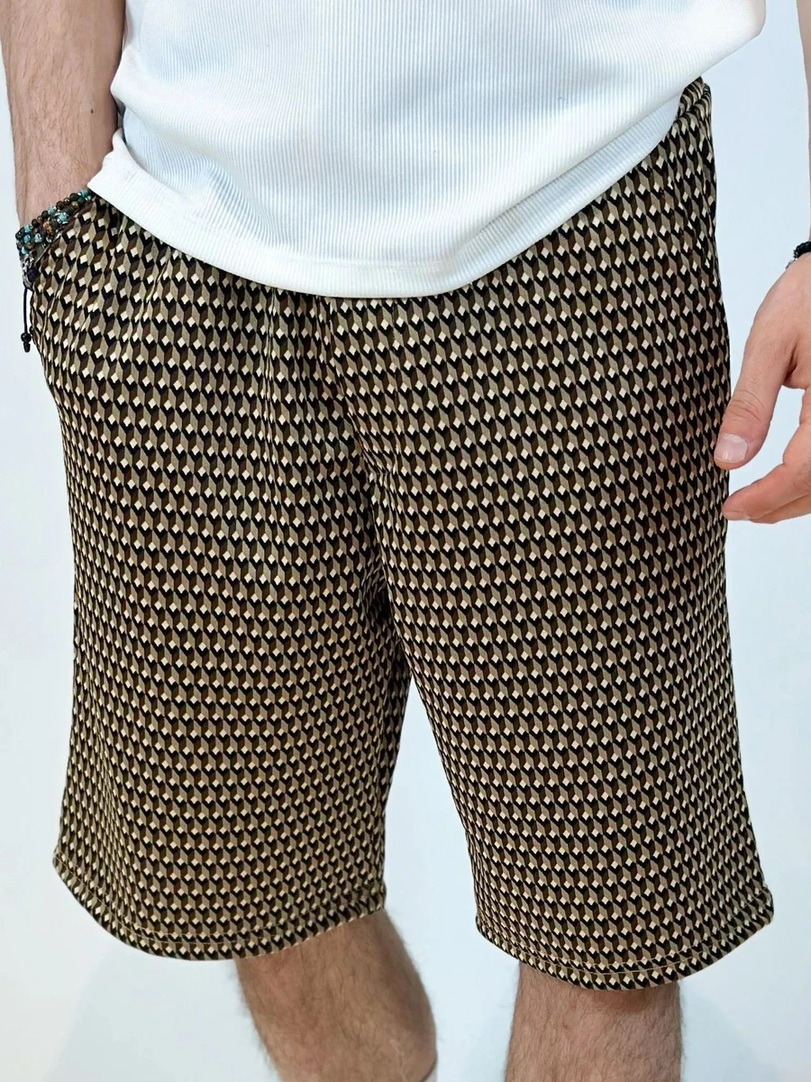 Fotografie de catalog a modelului: pantaloni scurți bărbați crem cu imprimeu.