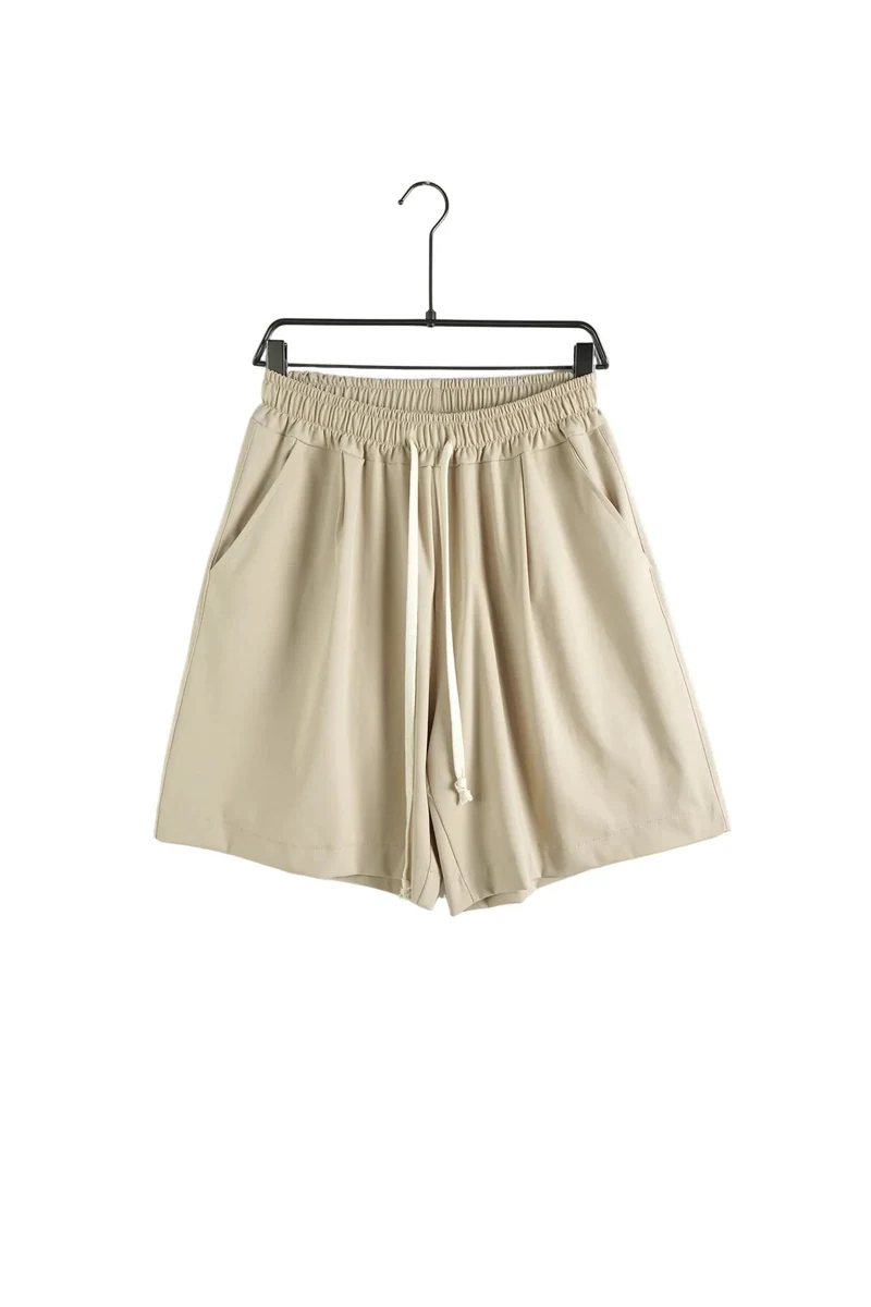 Pantaloni scurți bărbați crem ivory cu șnur lung - talie elastică și croială relaxată; vedere frontală pe umeraș pentru compararea croielii.