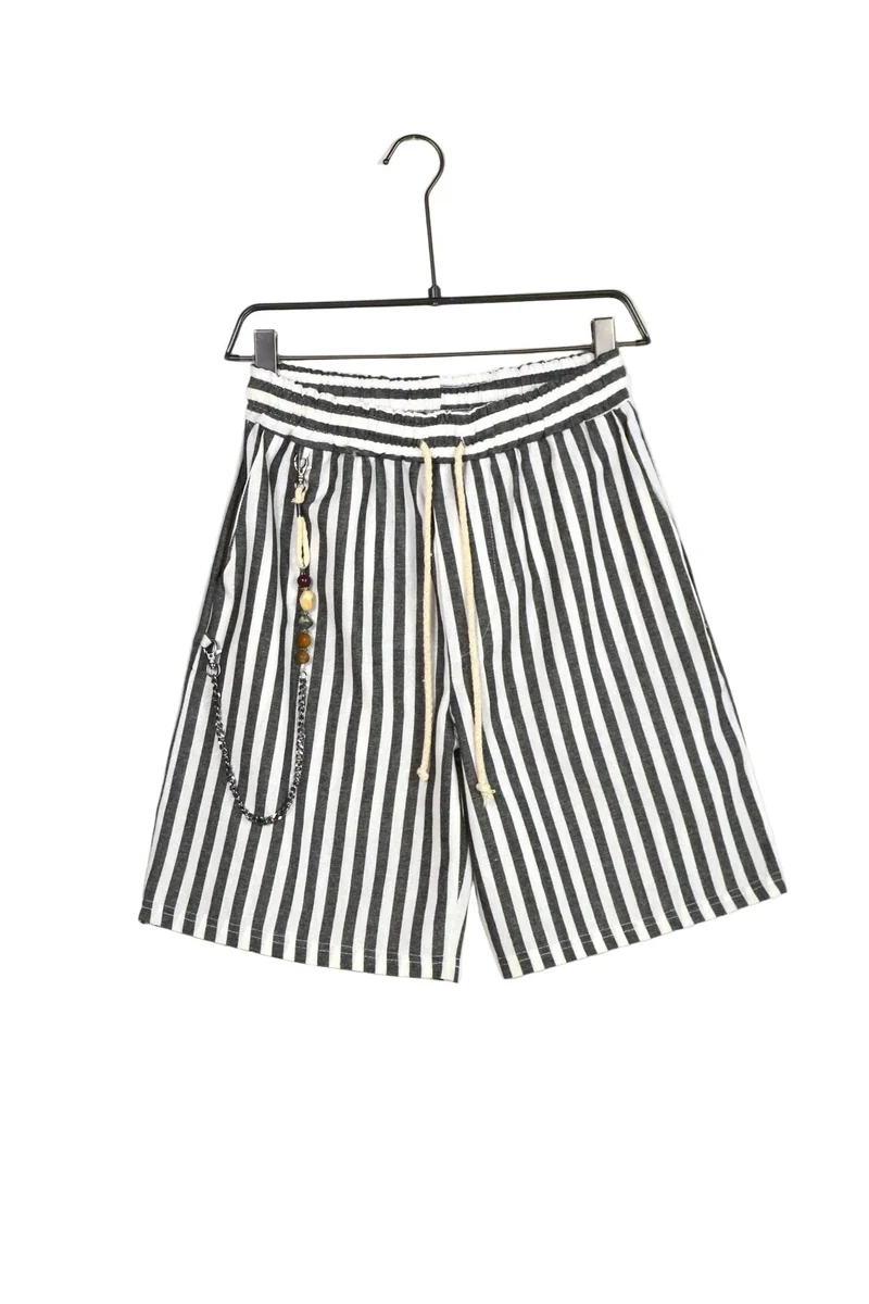Imagine de prezentare: pantaloni scurți bărbați – dungi gri, șiret maro, fermoar si mărgele; vedere frontală pe umeraș.