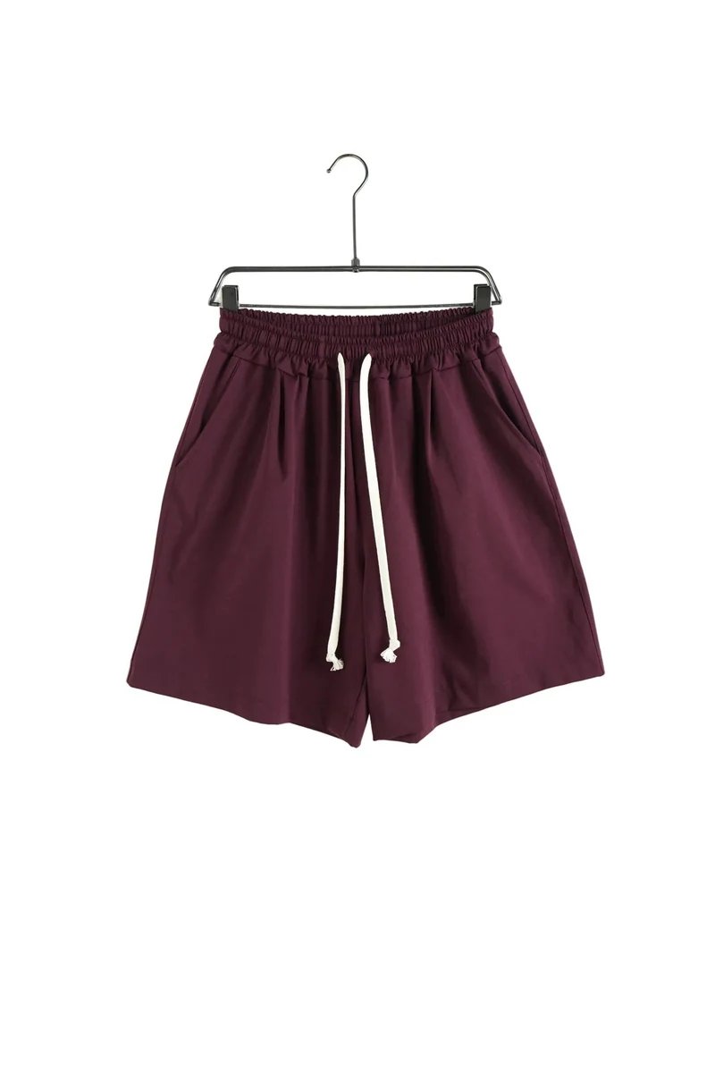 Vedere frontală pe umeraș a modelului: pantaloni scurți bărbați grena cu șnur lung - flexibilitate și stil.