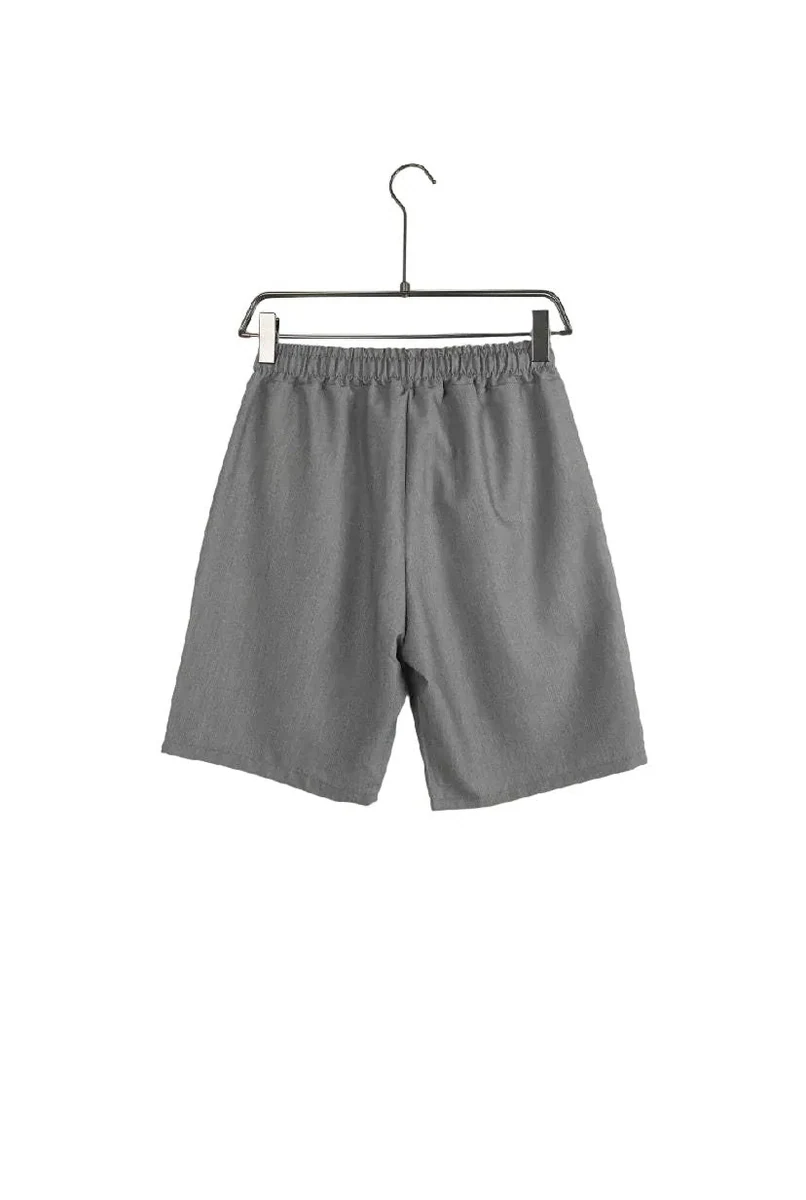 Vedere frontală pe umeraș: pantaloni scurți bărbați gri cu șiret lung – stil urban și lejer de vară.
