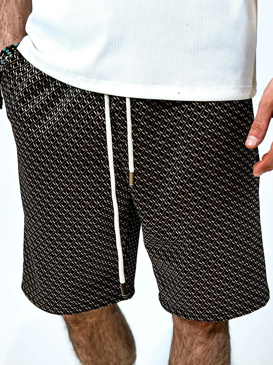 Pantaloni scurți bărbați maro cu imprimeu, fotografie de catalog, în catalogul editorial.