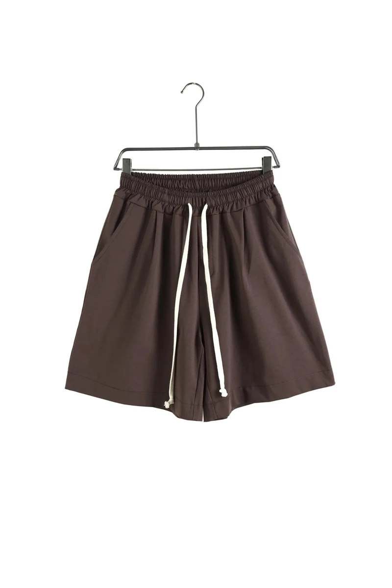 Pantaloni scurți bărbați maro roșiatic intens cu șnur lung - talie elastică și croială relaxată, vedere frontală pe umeraș, în catalogul editorial.