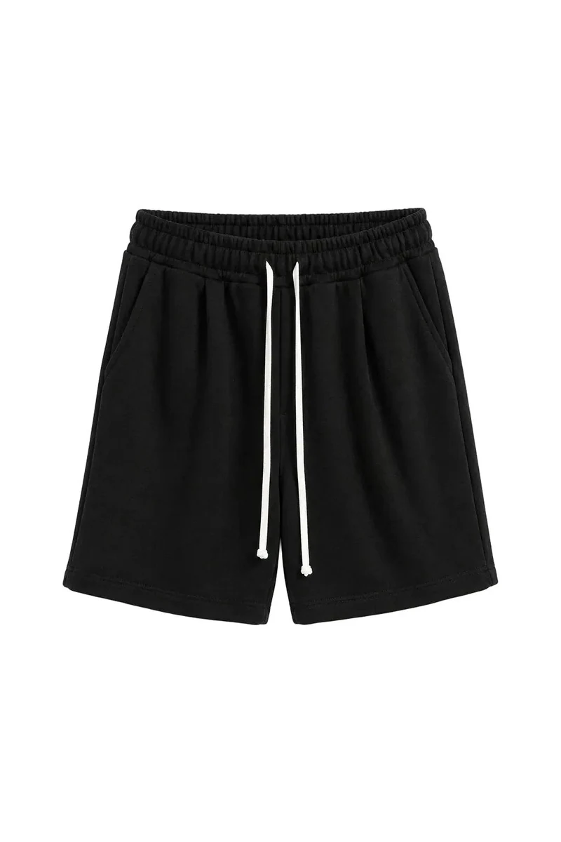 Imagine de prezentare: pantaloni scurți bărbați negri cu șnur lung ajustabil; fotografie de catalog.