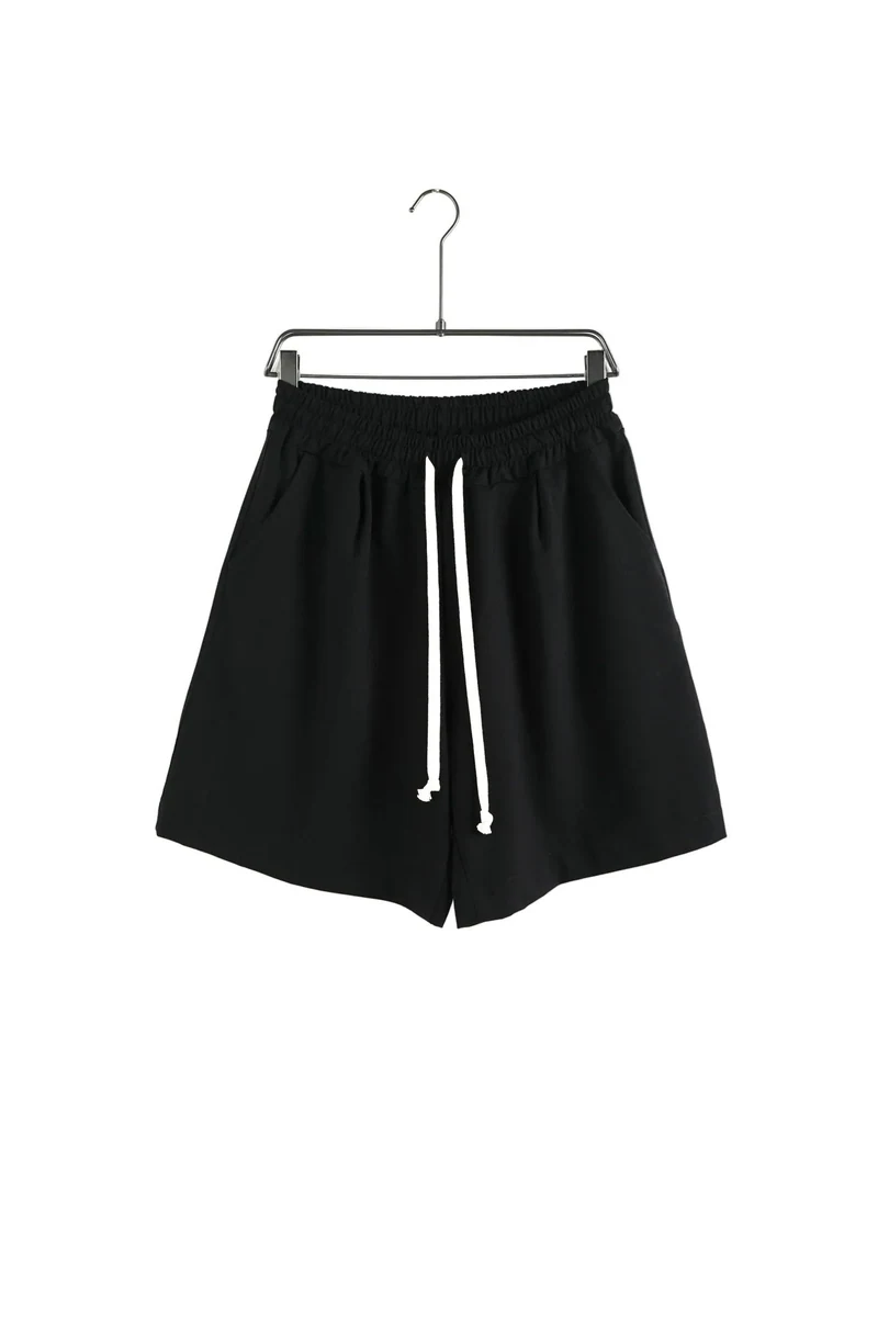 Vedere frontală pe umeraș a modelului: pantaloni scurți bărbați negri cu șnur lung - talie elastică și croială relaxată.