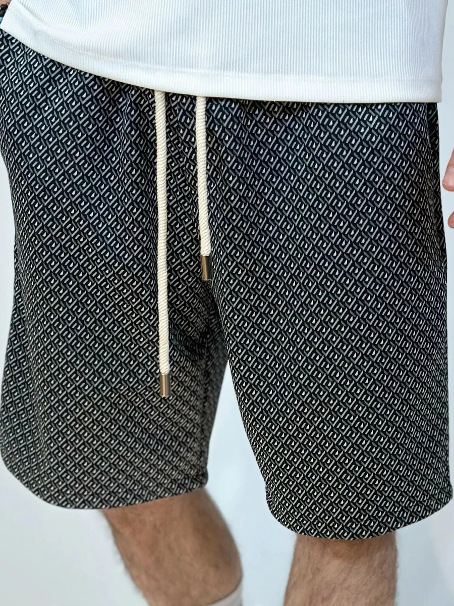 Imagine de prezentare: pantaloni scurți bărbați negrii cu imprimeu; fotografie de catalog.