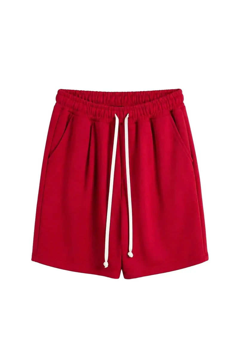 Pantaloni scurți bărbați roșii cu șnur lung ajustabil; fotografie de catalog pentru compararea croielii.