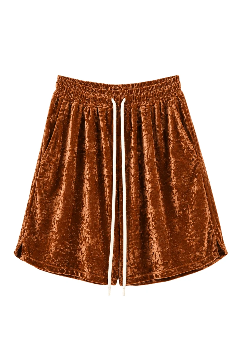 Pantaloni scurți catifea maro oversized — fotografie de catalog.