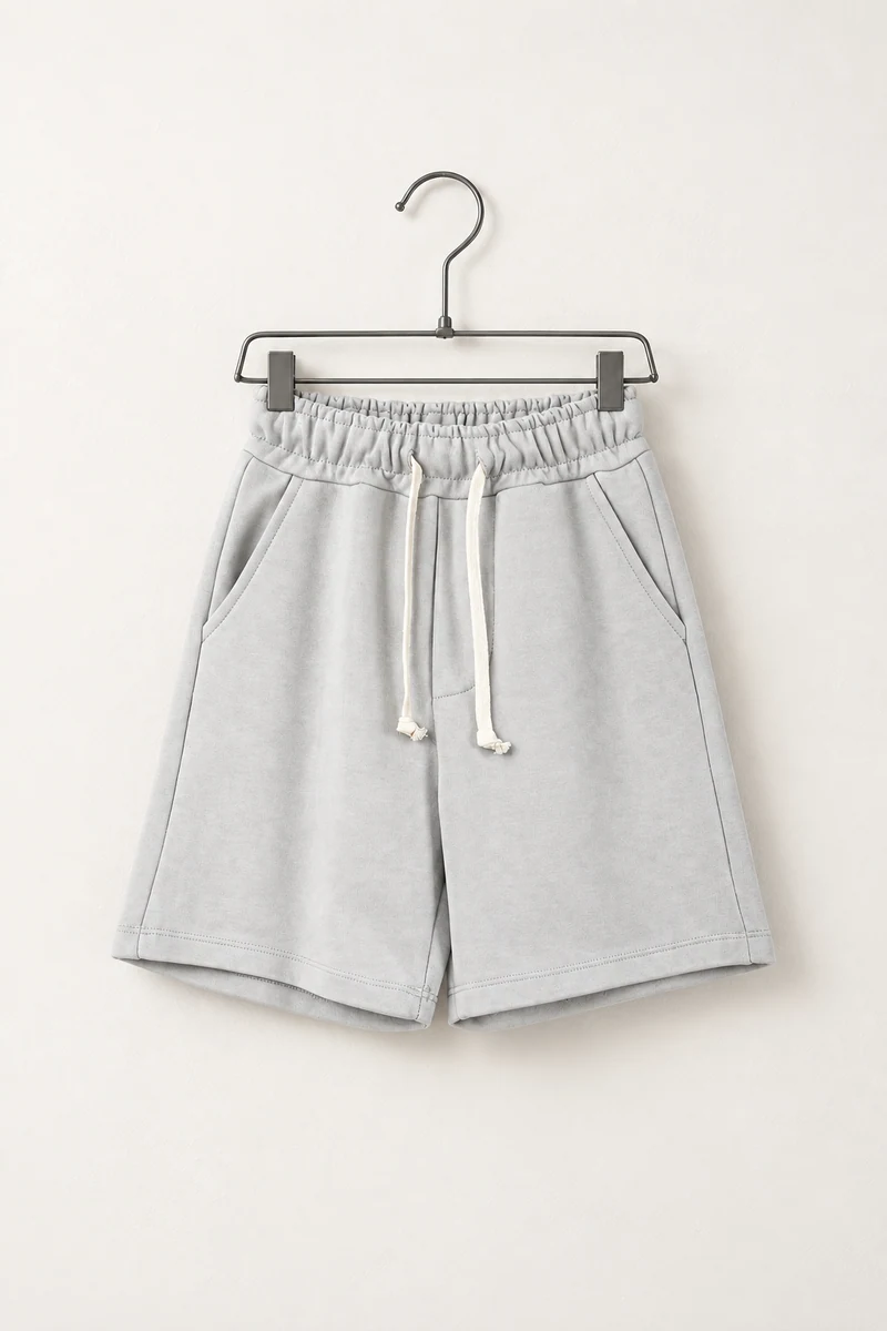 Pantaloni scurți copii gri deschis casual talie ajustabila, material ușor; vedere frontală pe umeraș pentru compararea croielii.
