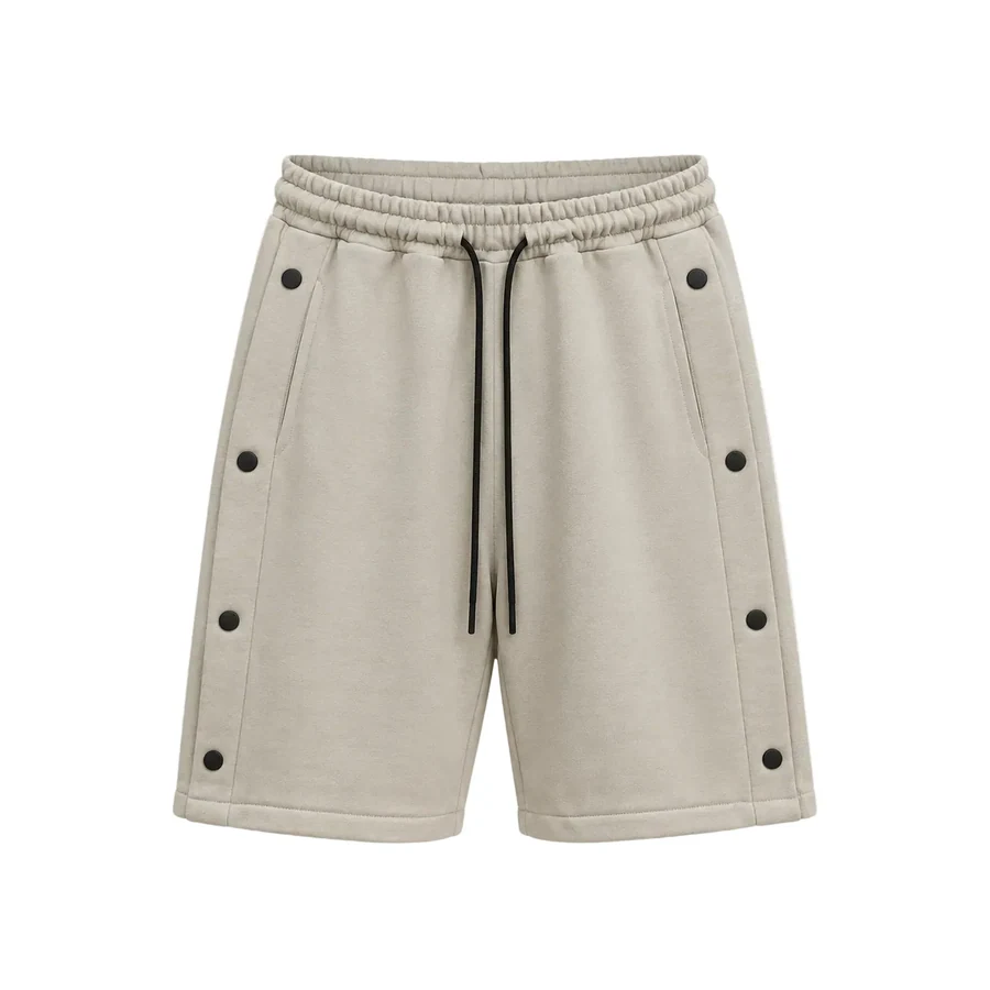 Fotografie de catalog a modelului: pantaloni scurți maro cu șnur lung și capse laterale 100% bumbac.