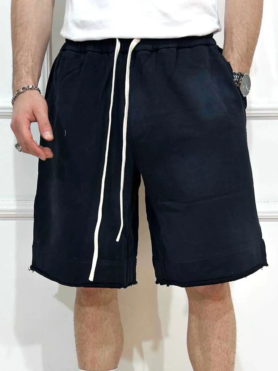 Fotografie de catalog: pantaloni scurți negri bărbați – șiret lung, look uzat.