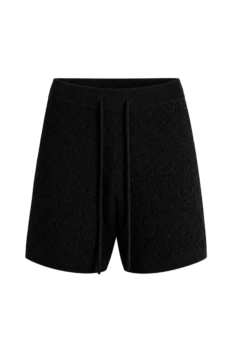 Pantaloni scurți negri tricotați, 100% bumbac, cu șiret lung — vedere frontală pe umeraș.