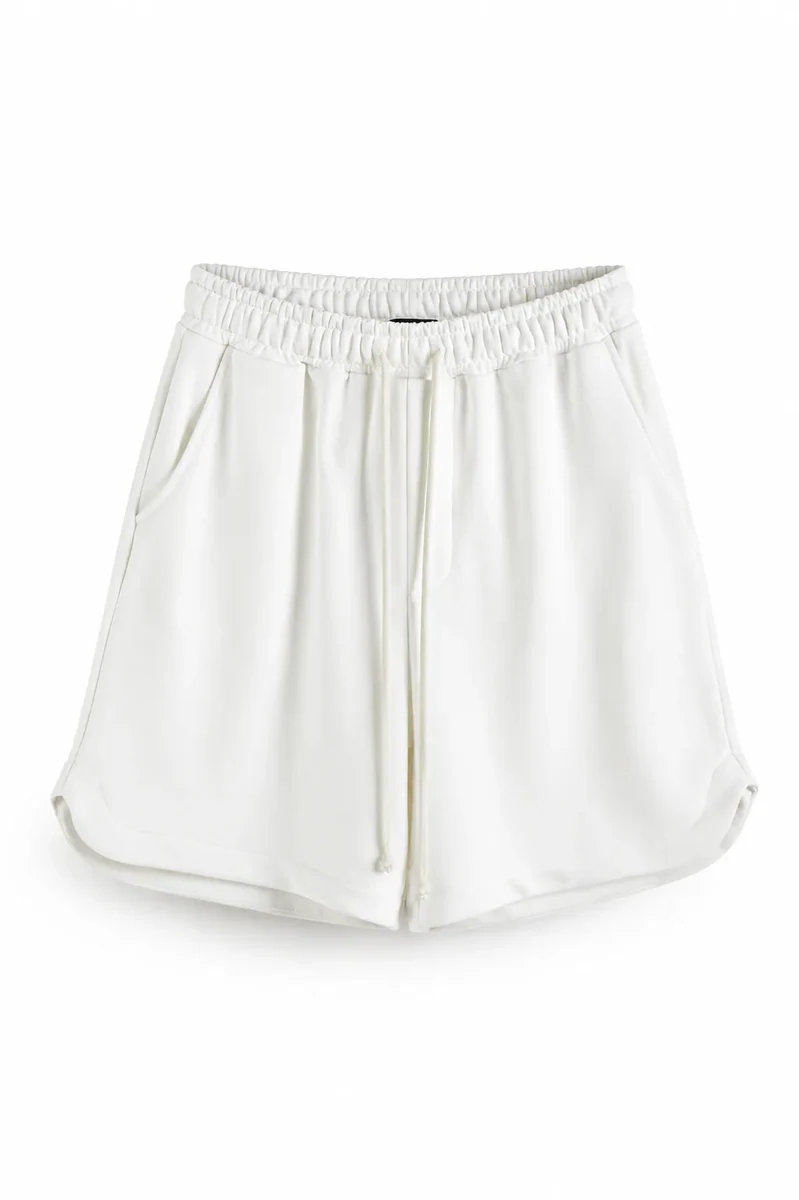 Pantaloni scurți sport albi cu șnur lung și despicătură laterală; fotografie de catalog pentru compararea croielii.