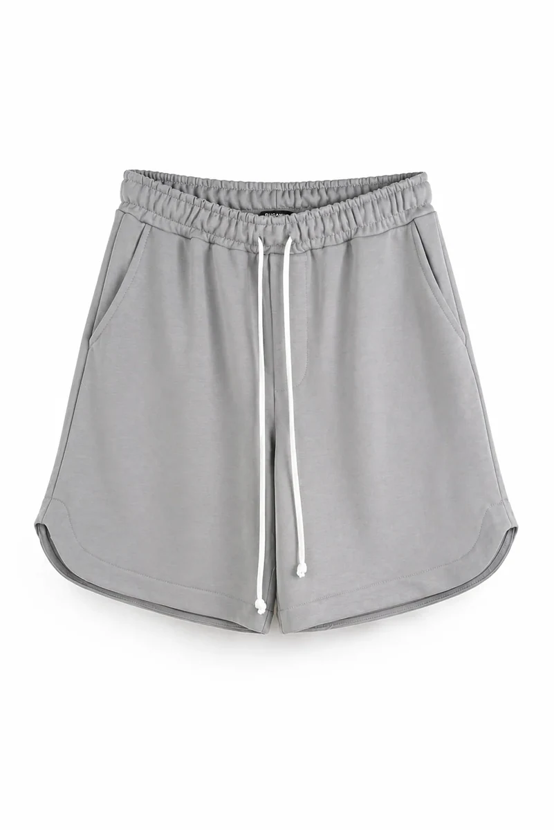 Pantaloni scurți sport gri cu șnur lung și despicătură laterală — fotografie de catalog.