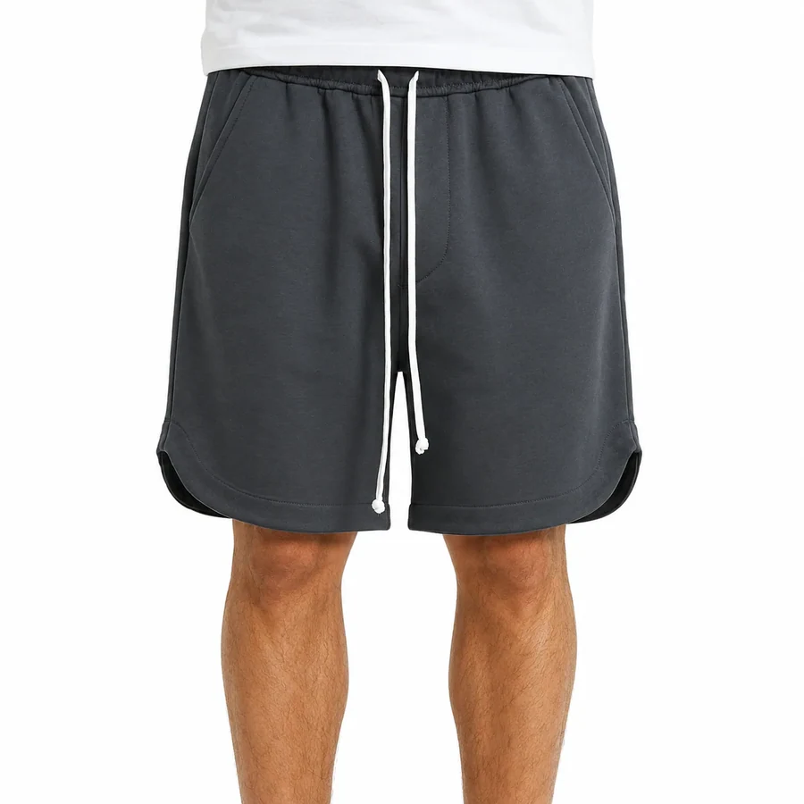 Fotografie de catalog a modelului: pantaloni scurți sport gri închis cu șnur lung și despicătură laterală.