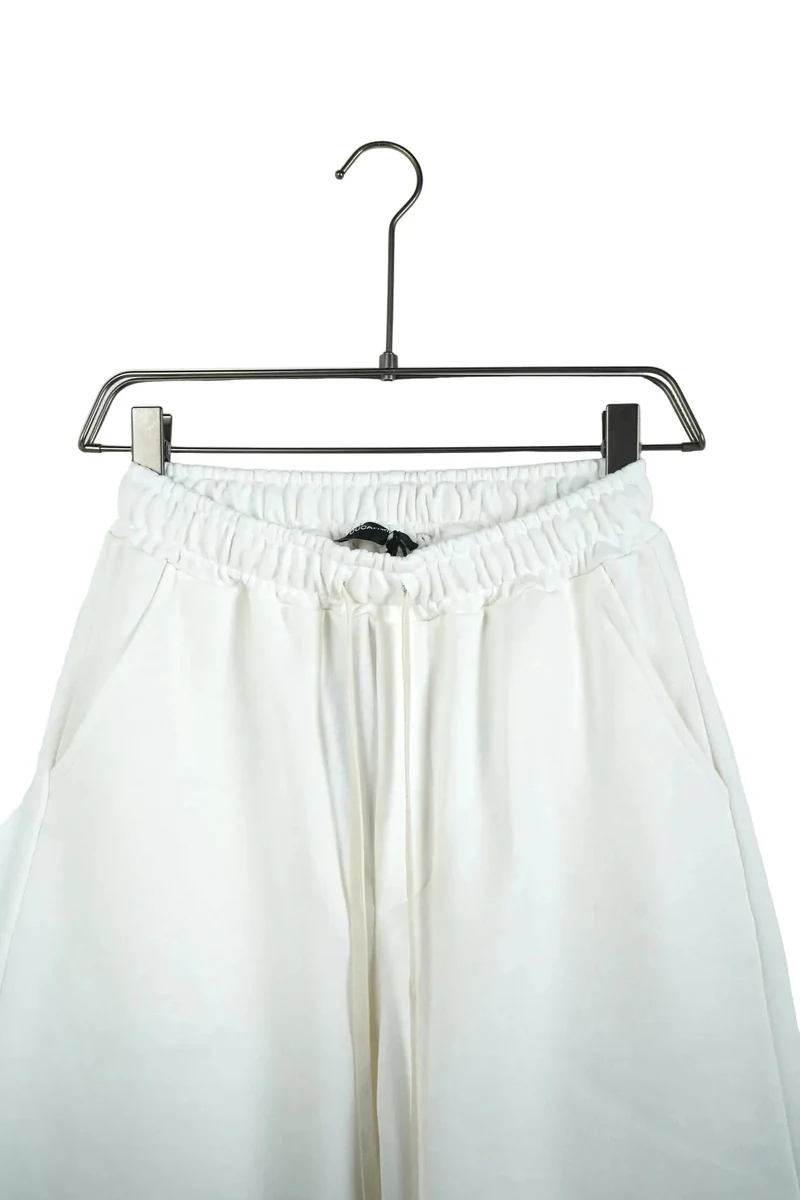 Imagine de prezentare: pantaloni scurți unisex din bumbac albi; fotografie de catalog.