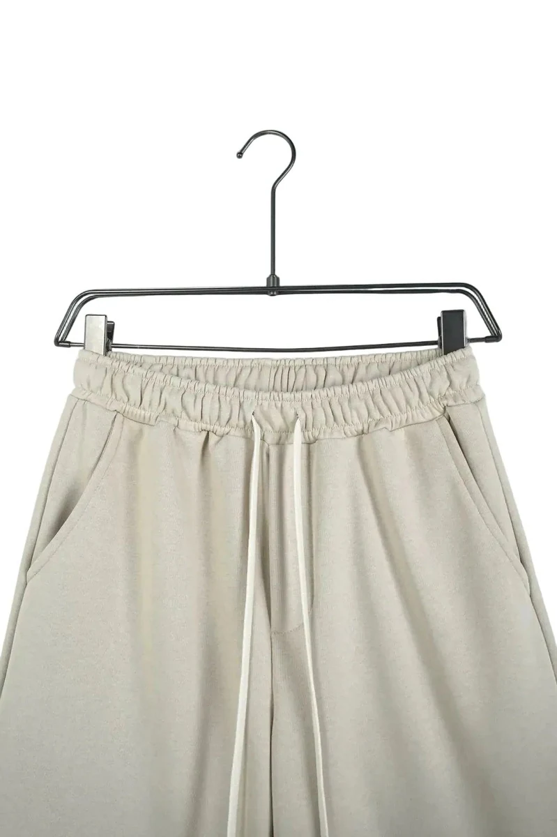 Pantaloni scurți unisex din bumbac crem; fotografie de catalog pentru compararea croielii.