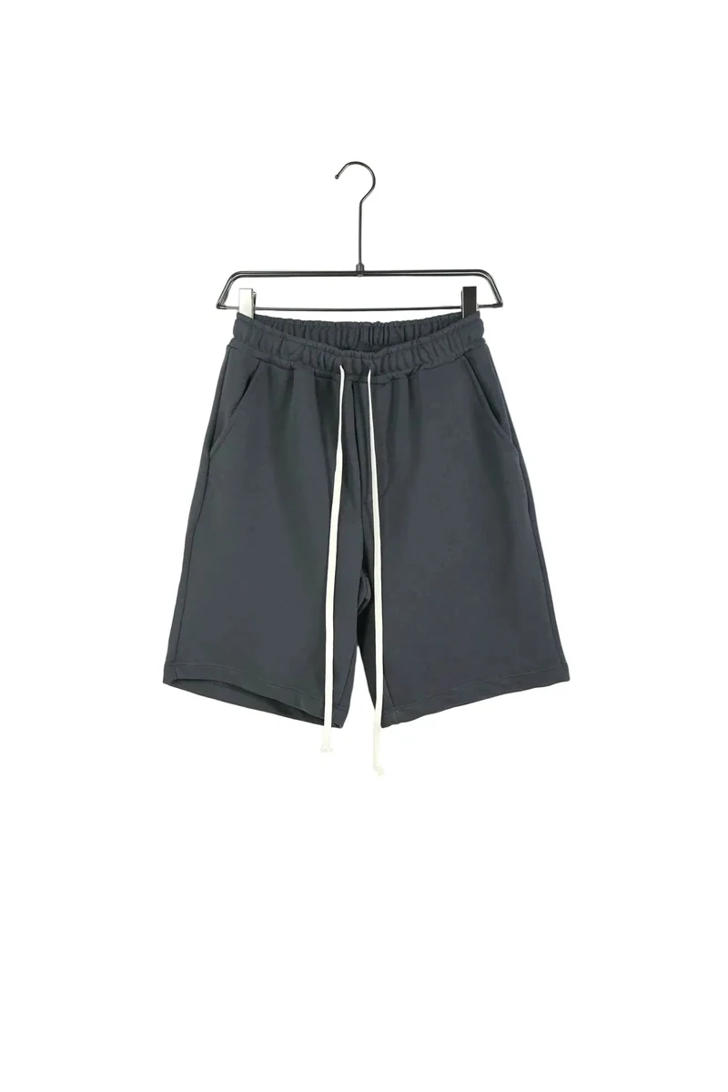 Pantaloni scurți unisex din bumbac gri inchis — vedere frontală pe umeraș.