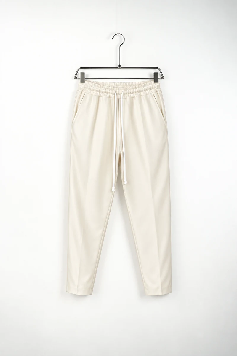 Vedere frontală pe umeraș a modelului: pantaloni slim bărbați alb unt cu șnur lung.