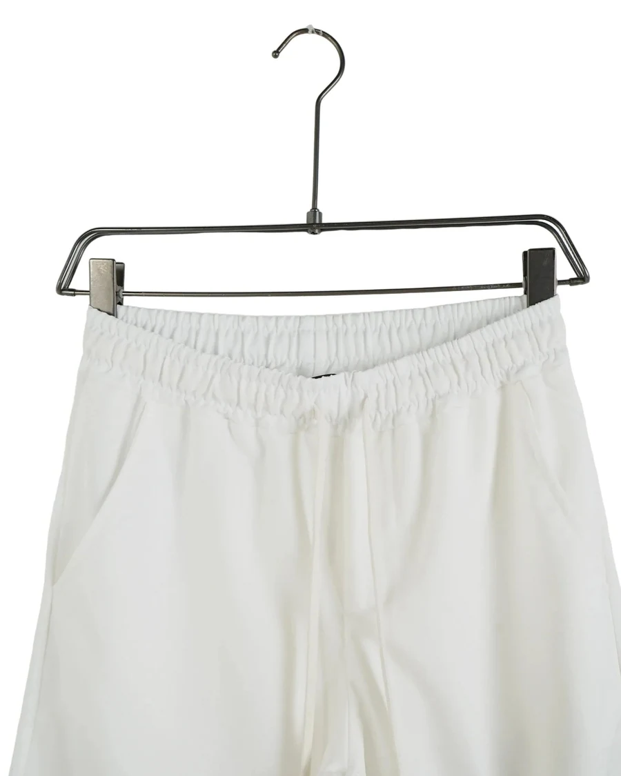 Pantaloni slim bărbați casual albi cu șnur, cadru de detaliu, în catalogul editorial.