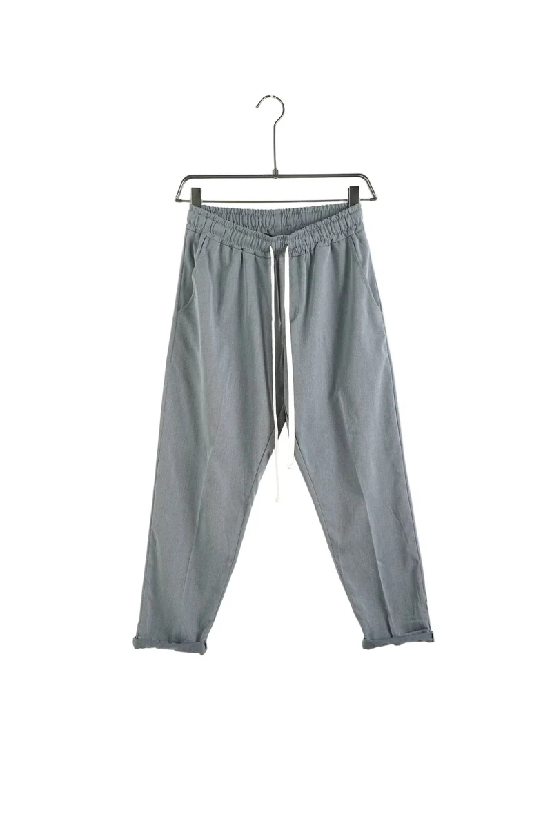 Imagine de prezentare: pantaloni slim bărbați casual gri inchis cu șnur; vedere frontală pe umeraș.
