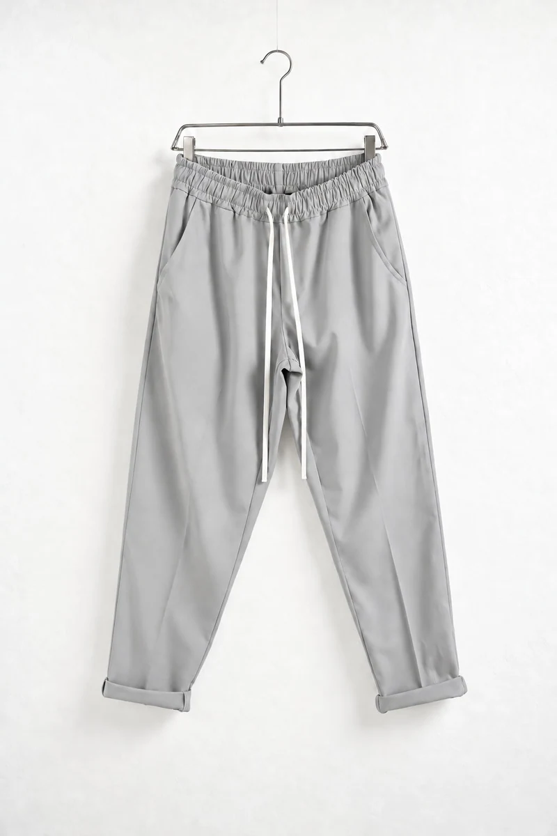 Pantaloni slim bărbați gri cu șnur lung — vedere frontală pe umeraș.
