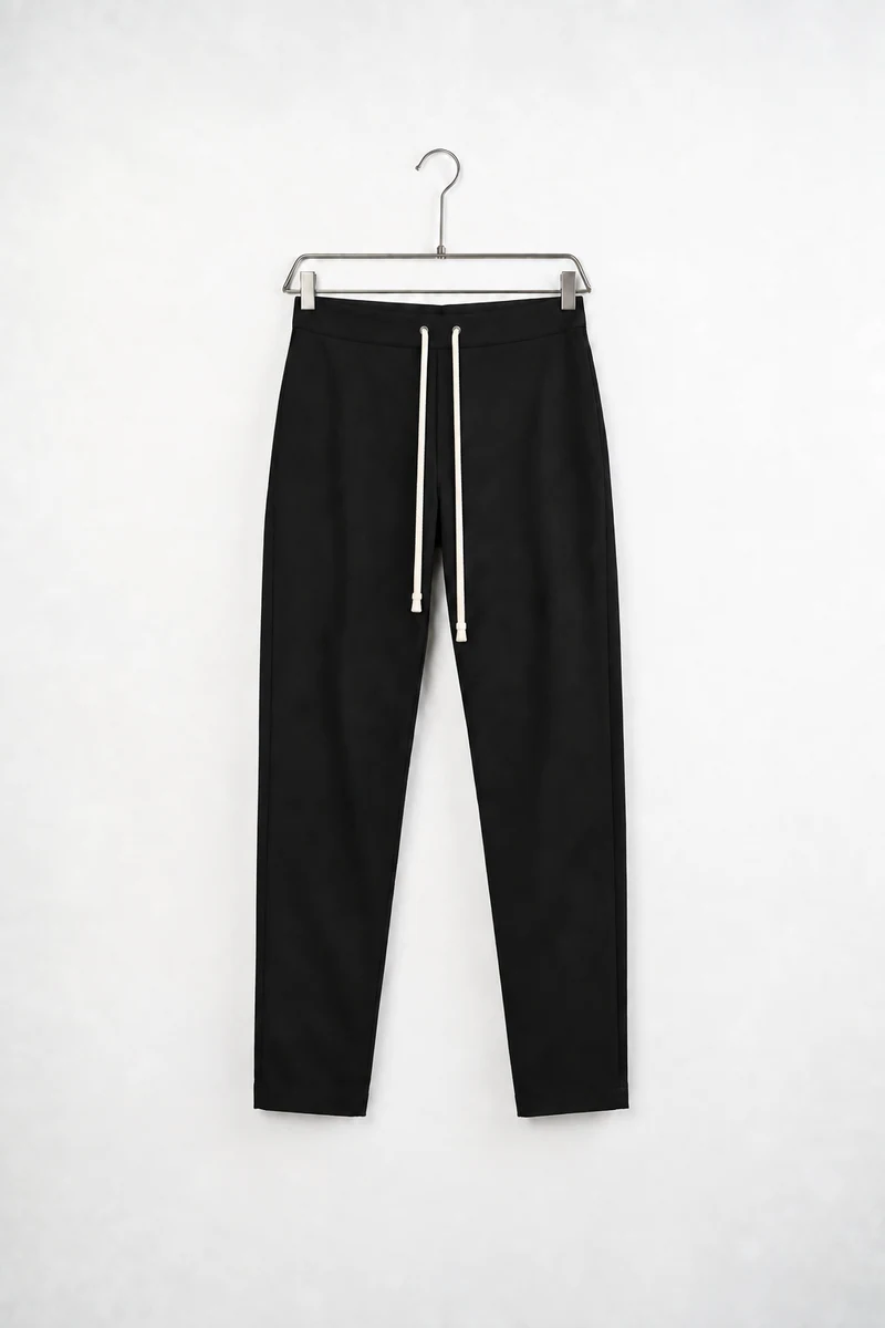 Pantaloni slim bărbați negri pentru toamnă; vedere frontală pe umeraș pentru compararea croielii.