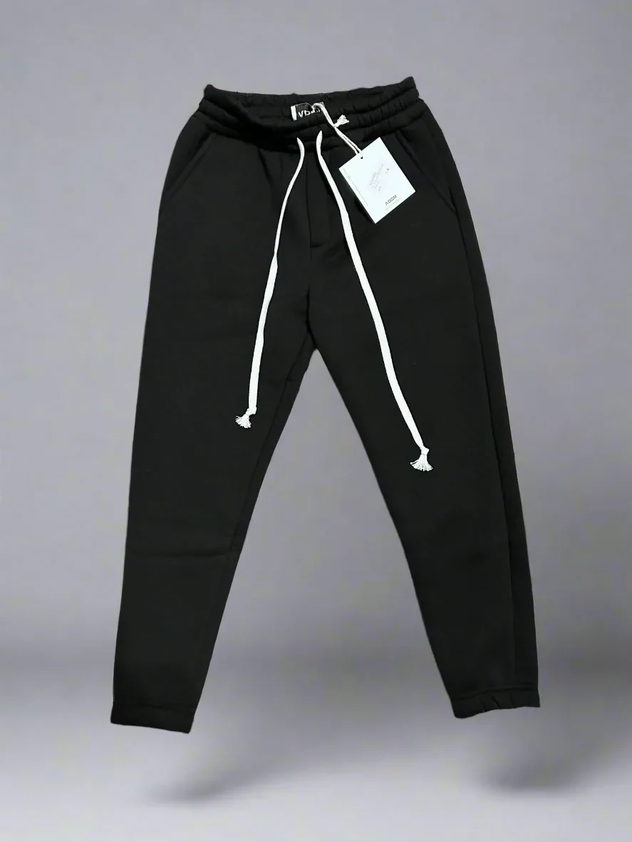 Imagine de prezentare: pantaloni trening negri flausati cu șnur; fotografie de catalog.