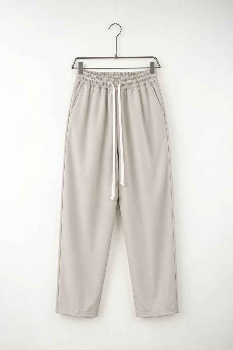 Pantaloni wide leg bărbați bej cu șnur lung, vedere frontală pe umeraș, în catalogul editorial.