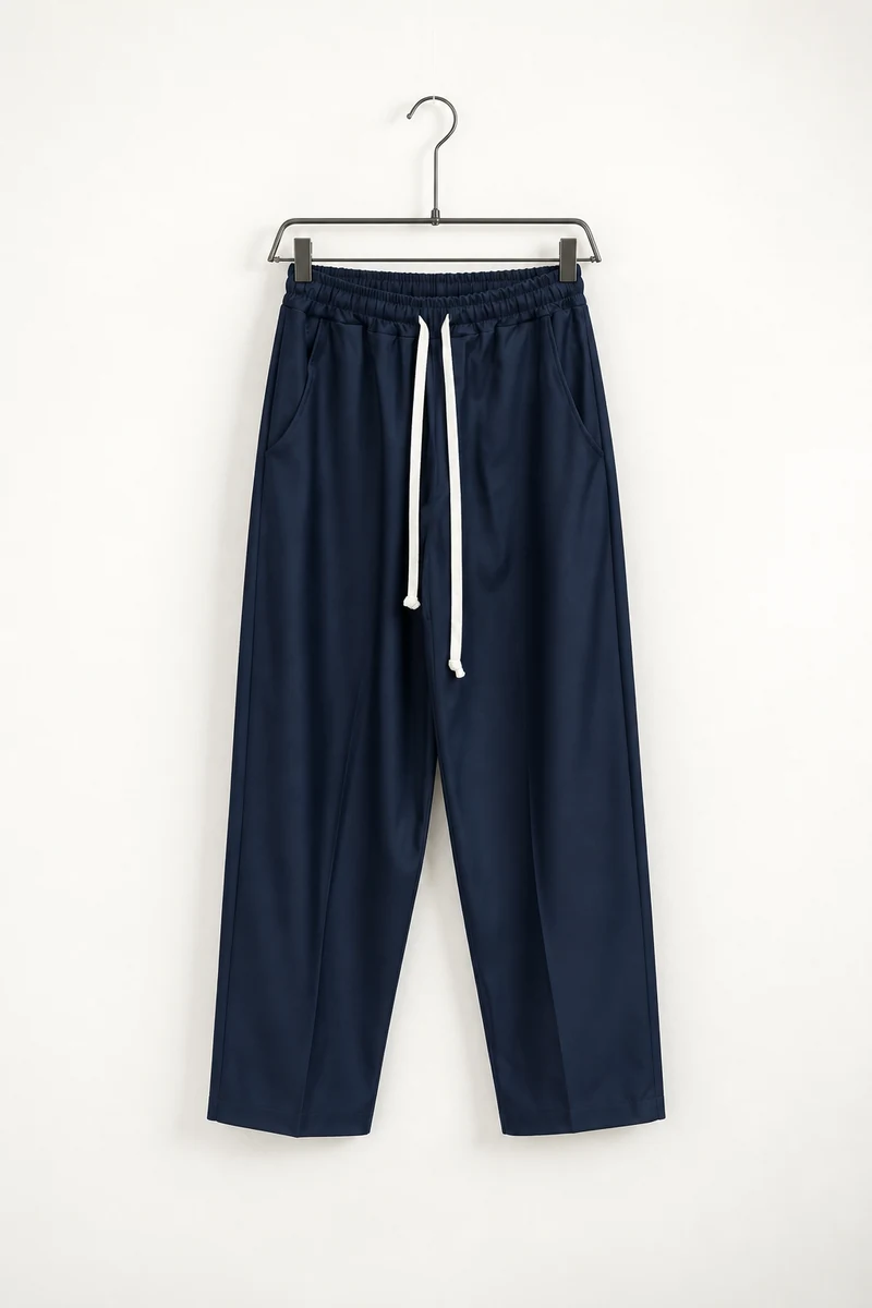 Imagine de prezentare: pantaloni wide leg bărbați bleumarin cu șnur lung; vedere frontală pe umeraș.