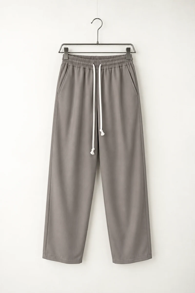 Imagine de prezentare: pantaloni wide leg bărbați grej cu șnur lung; vedere frontală pe umeraș.