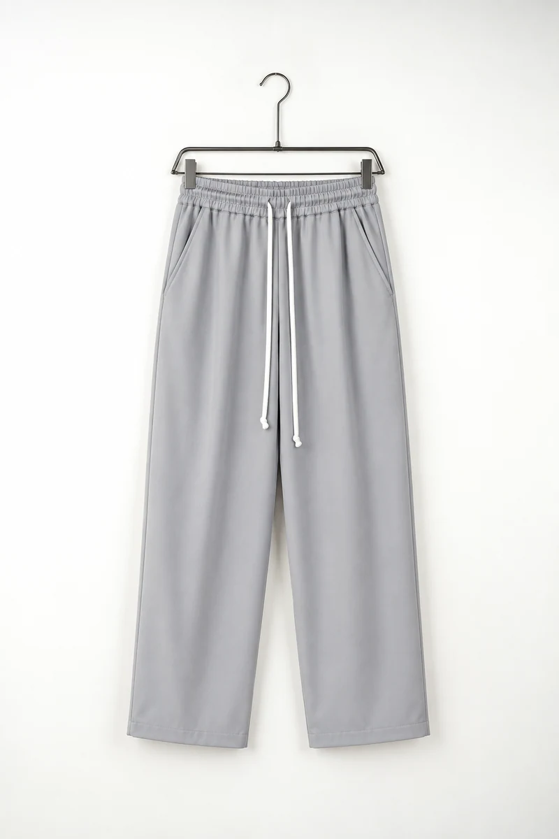Pantaloni wide leg bărbați gri deschis cu șnur lung; vedere frontală pe umeraș pentru compararea croielii.